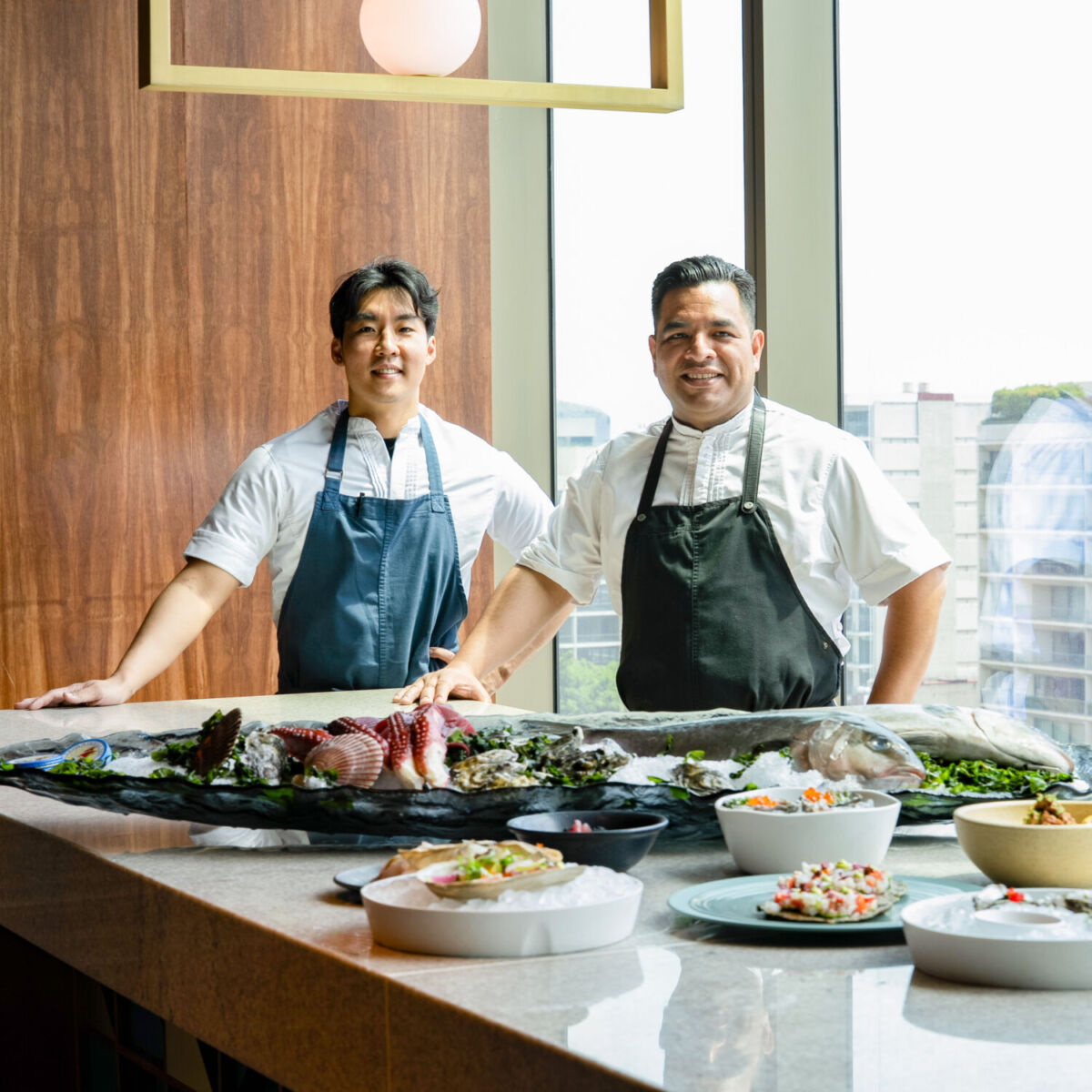 dos chefs en una cocina de lujo