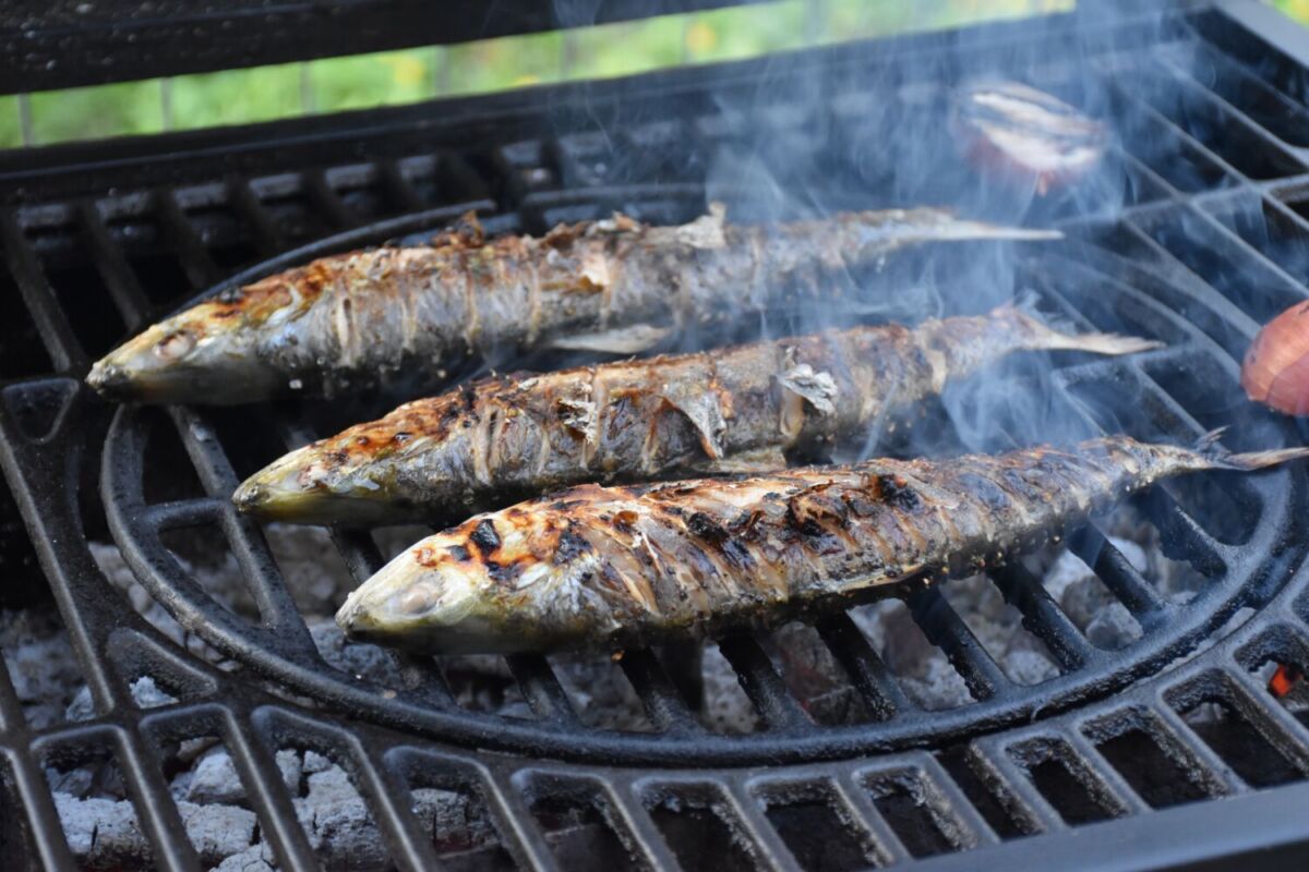 pescado cocinándose a las brasas 