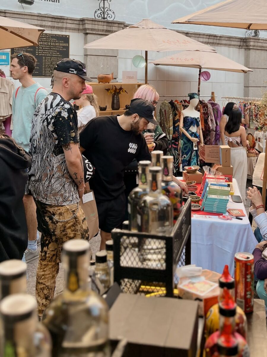 personas viendo productos en un bazar de la CDMX