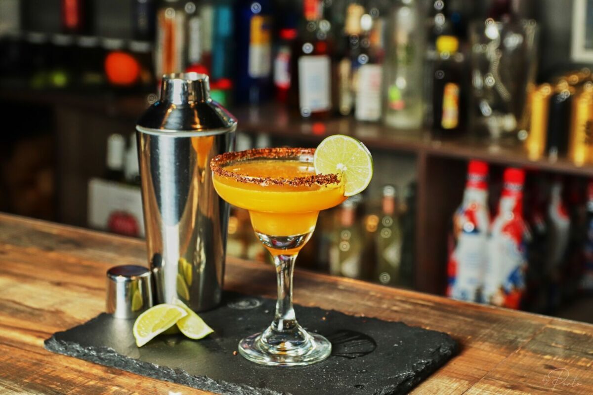 margarita de mango con chile y rodaja de limón