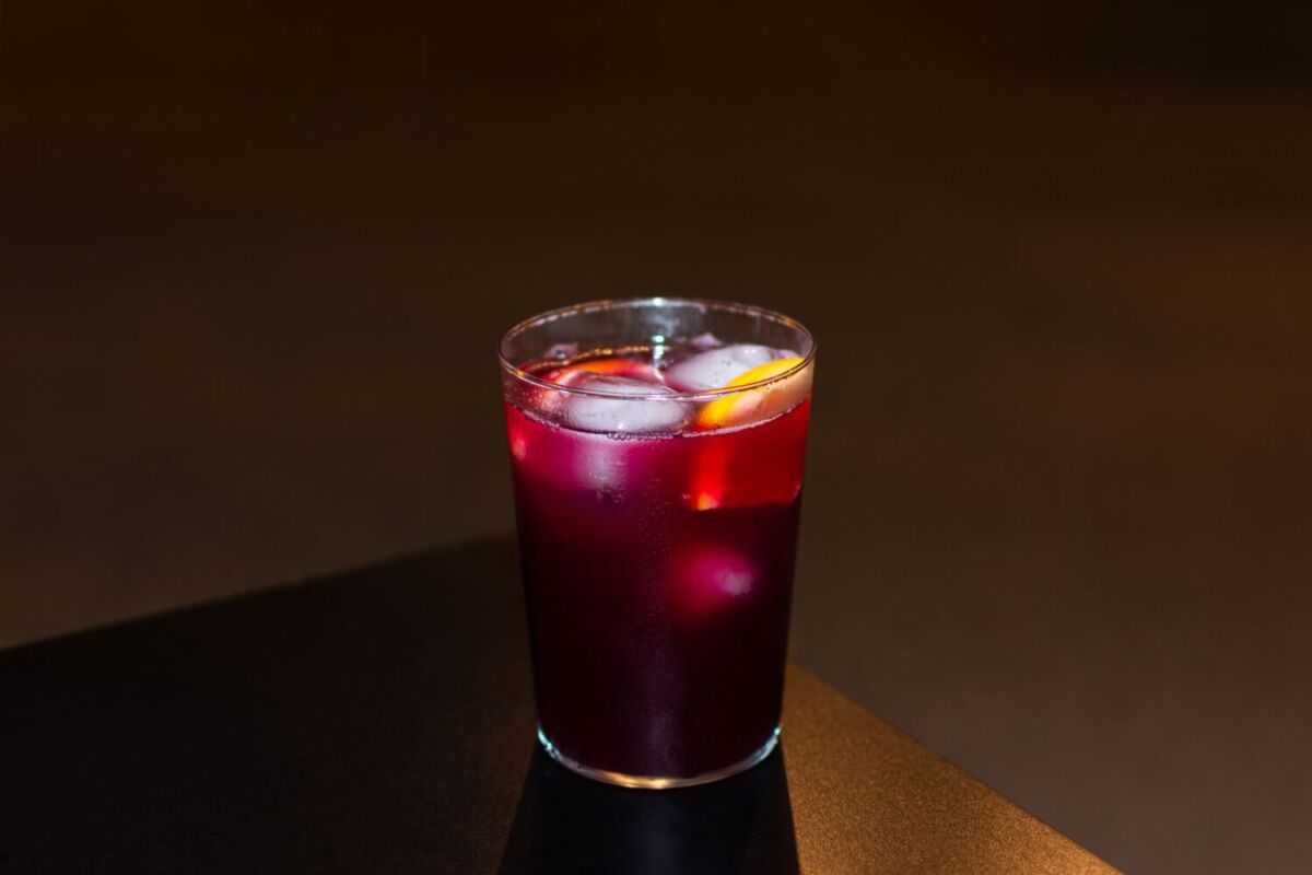 Cóctel de uva con rodaja de limón