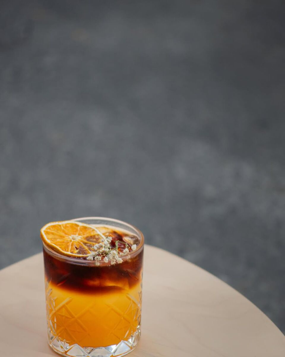 un vaso de cold brew en un fondo gris