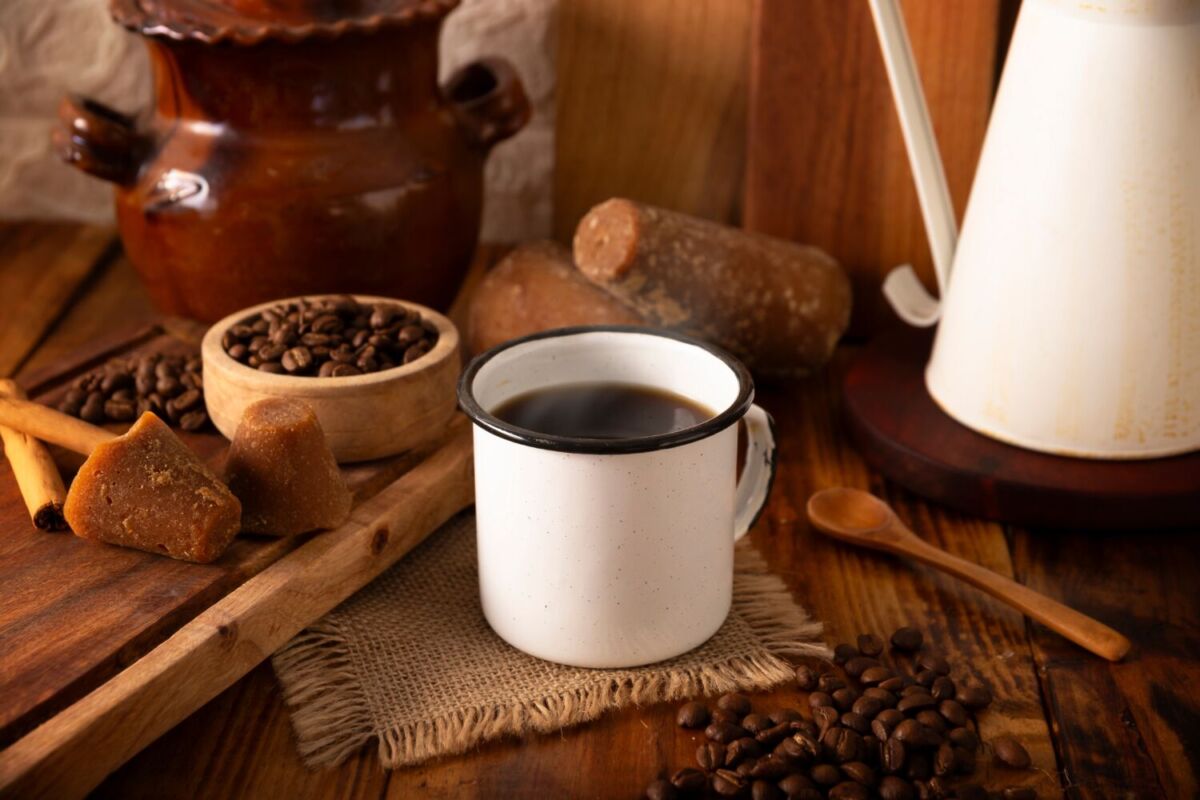 cafe de olla con piloncillo canela y cafe en el fondo