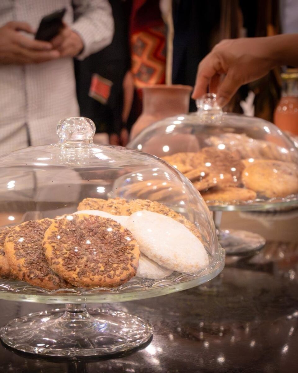 galletas con chocolate y azúcar glass en domos de cristal