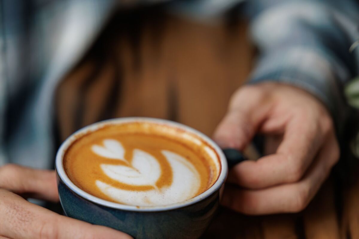 taza de café de especialidad con arte latte