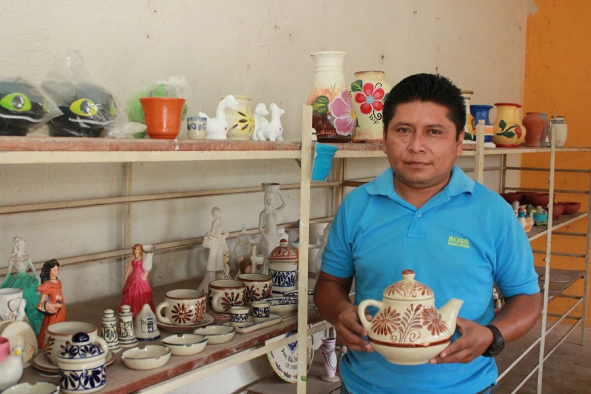 artesano de campeche sosteniendo pieza de barro