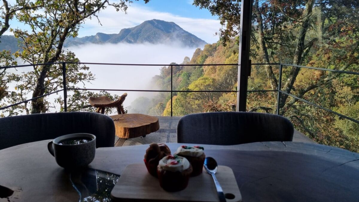 mesa en una terraza cubierta de neblina 