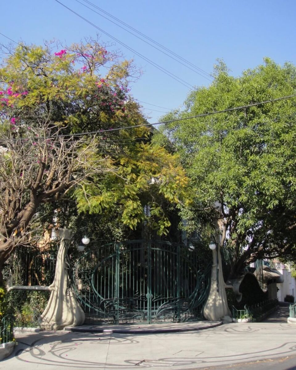 Casa Holtz escondida en una esquina de Lomas de Chapultepec