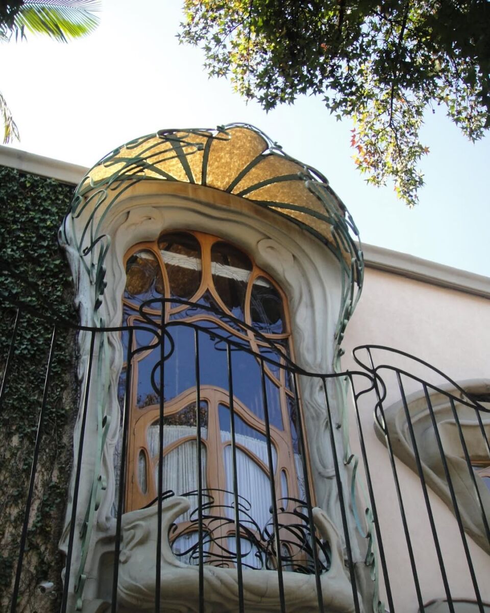Ventanal de Casa Holtz de estilo Art Nouveau