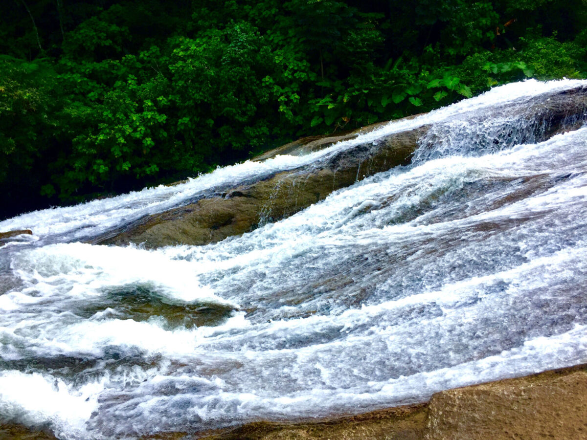 agua cayendo sobre una roca 