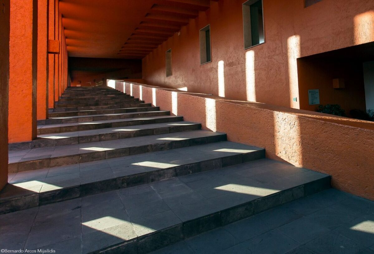 arquitectura moderna mexicana con juego de sombras