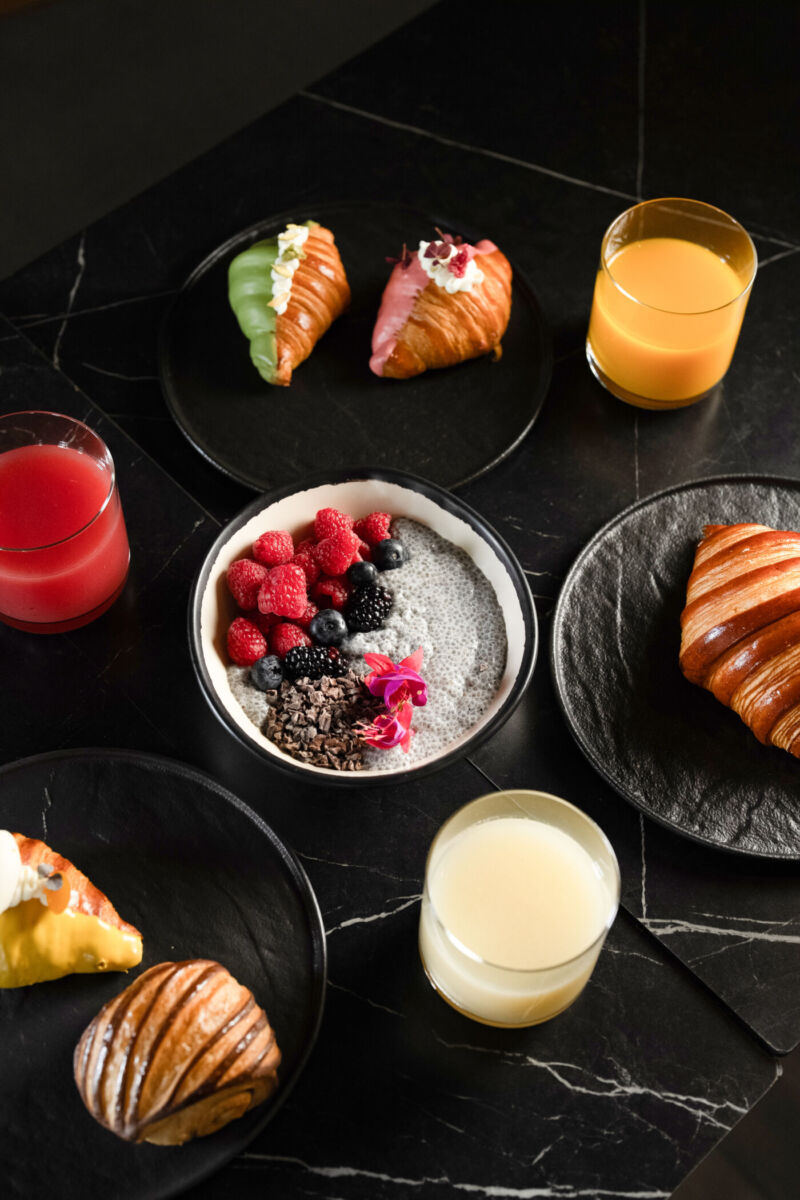 desayuno completo sobre mesa negra