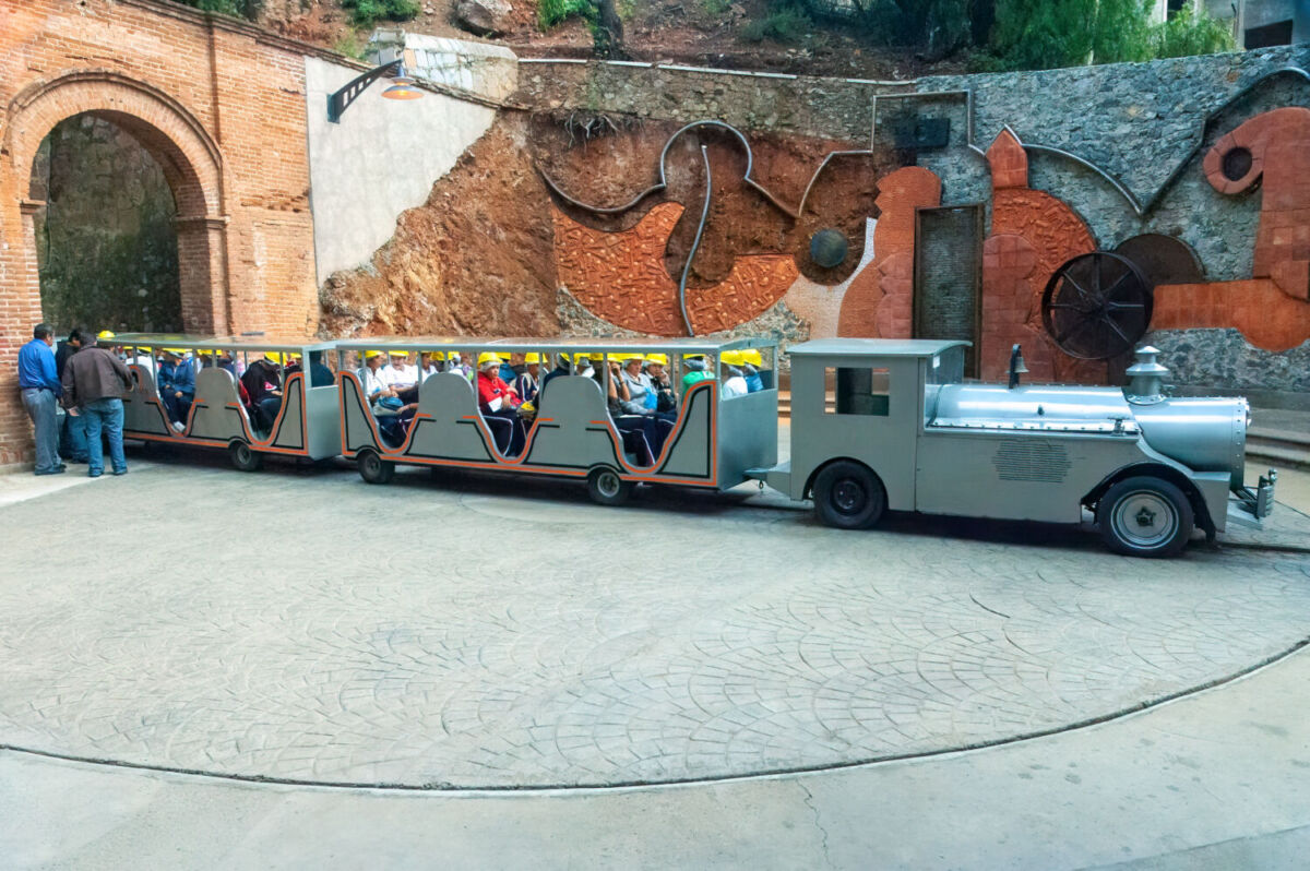 tren con personas llegando a una mina en Zacatecas 