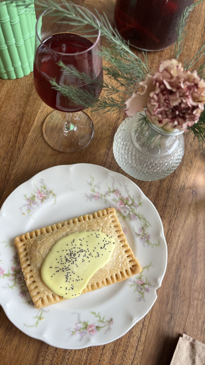 pop tart casera en un plato vintage con flores y copa de vino