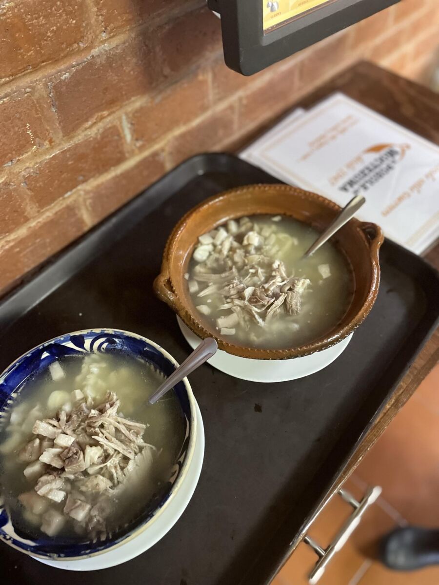 Plato de pozole con carne de cerdo