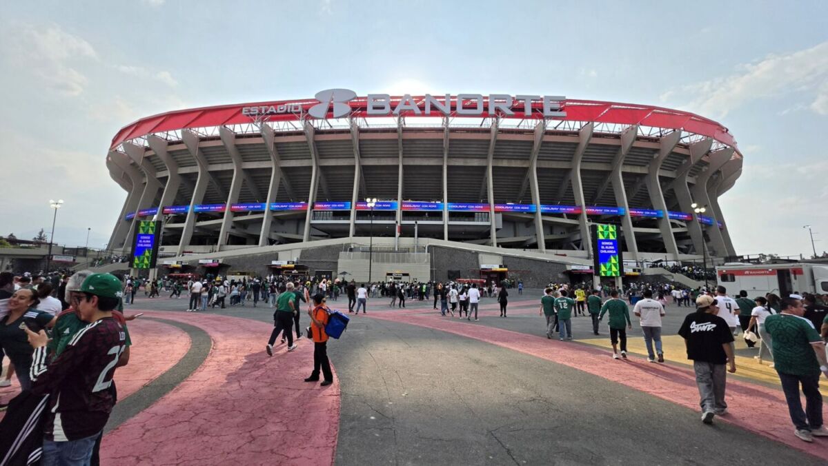 Explanada a la entrada del Estadio Banorte