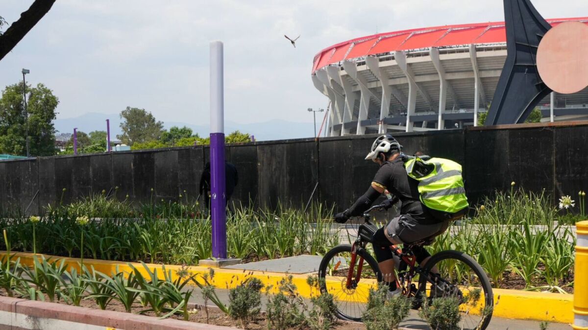 Ciclista sobre Calzada Tlalpan llegando al Estadio Azteca