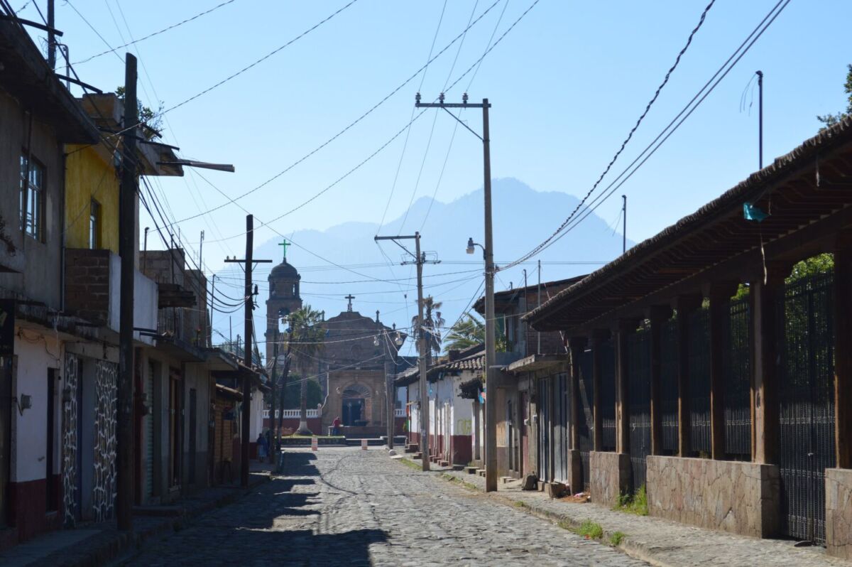calle empedrada del pueblo Cuanajo, Michoacán 