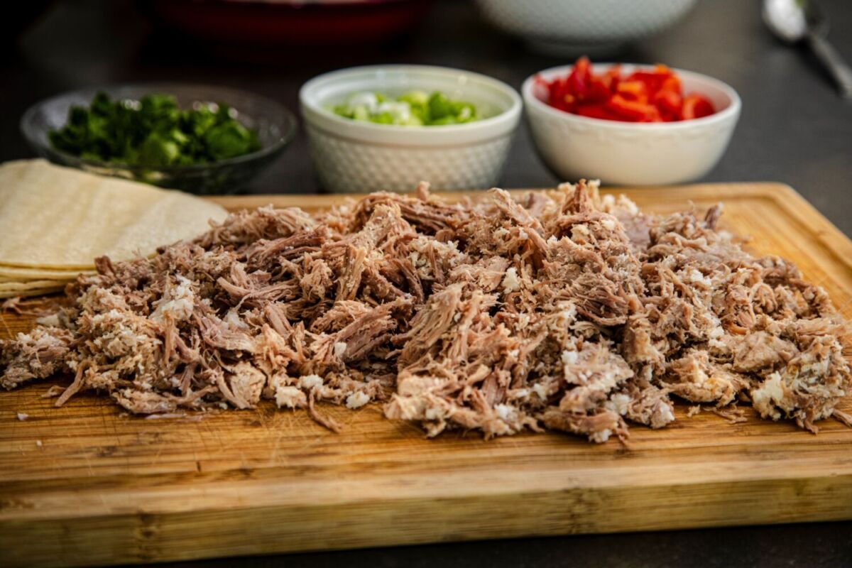 tabla de madera con carnitas 