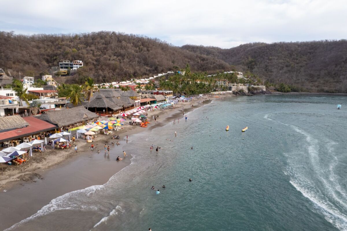 playa de Jalisco rodeada de montañas