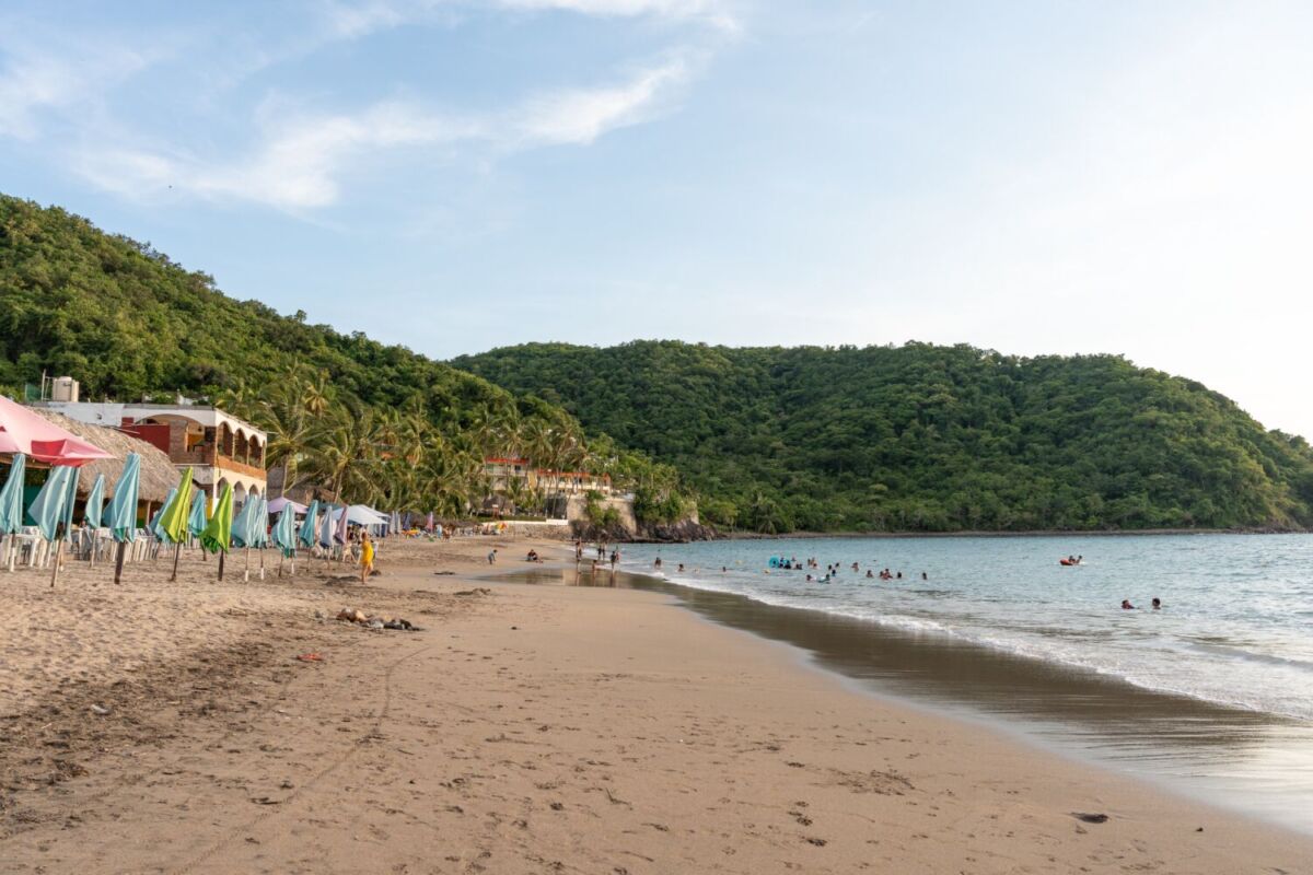 playa de arena suave y dorada en Jalisco 