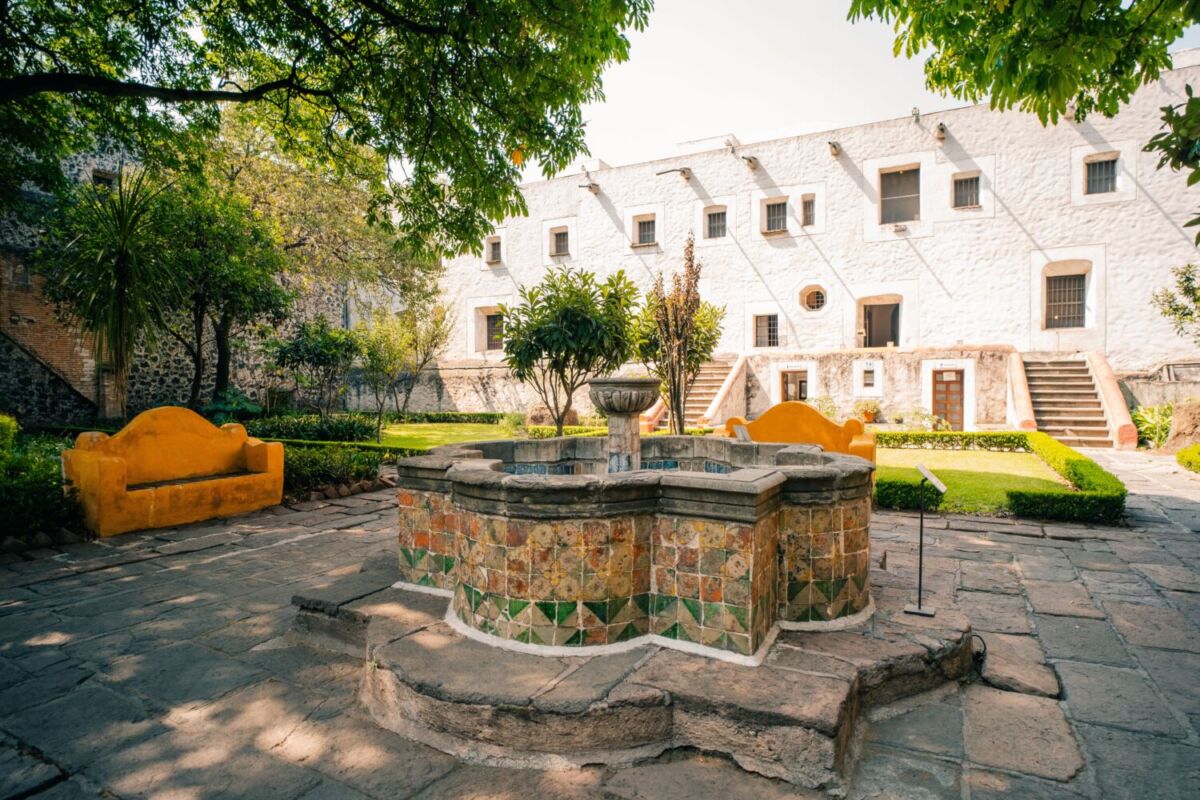 Ex convento del Carmen en San Ángel, con una fuente al Centro