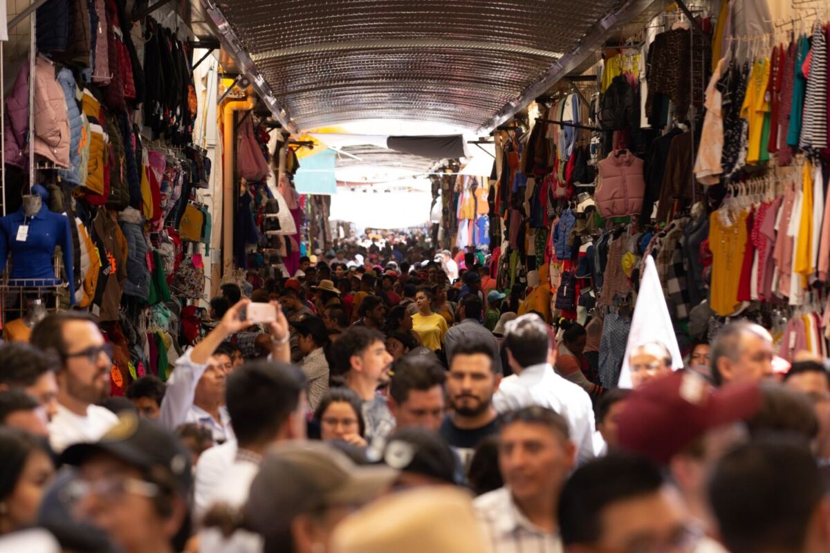 personas caminando por un tianguis en Tulancingo 