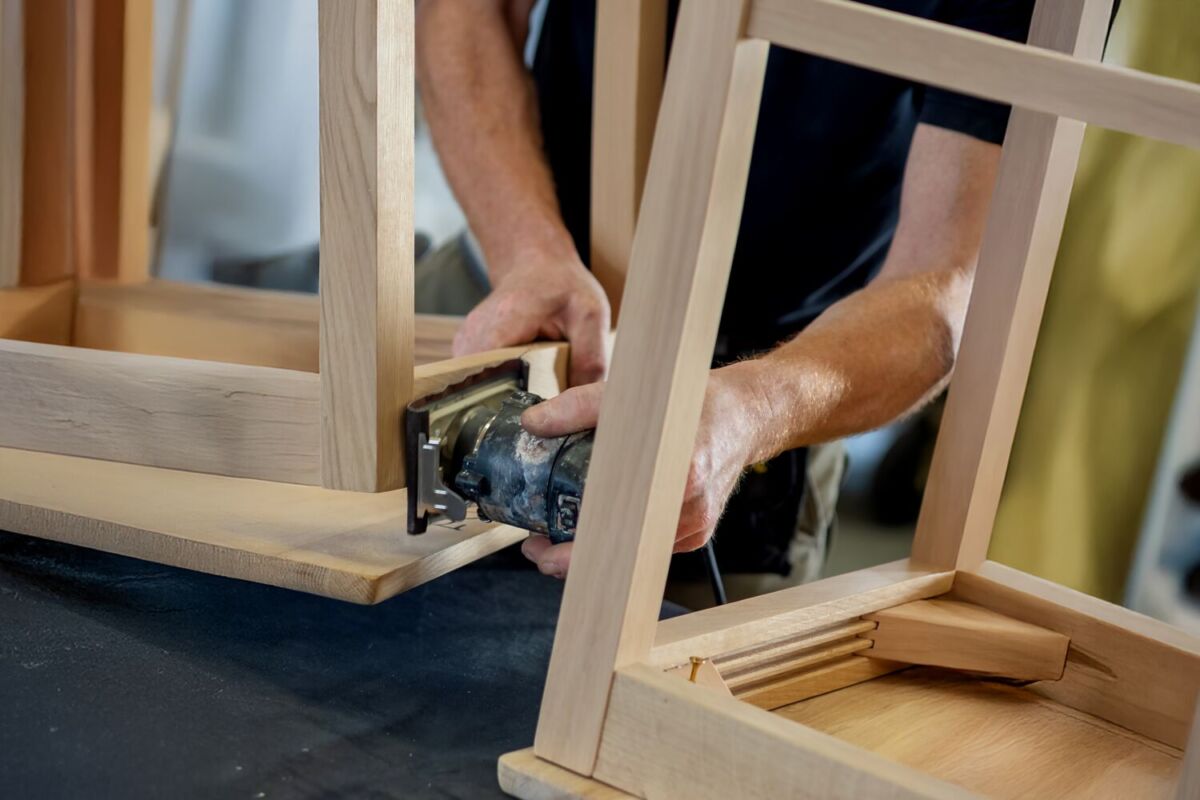 persona tallando un mueble de madera