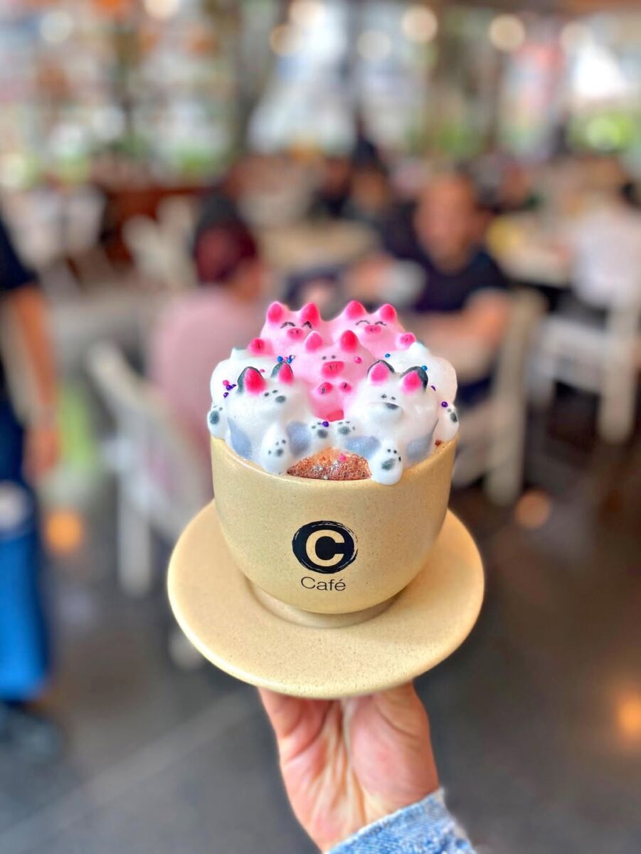 taza de latte con un diseño animado 