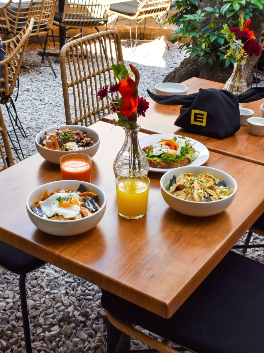 una mesa con platos para desayunar 