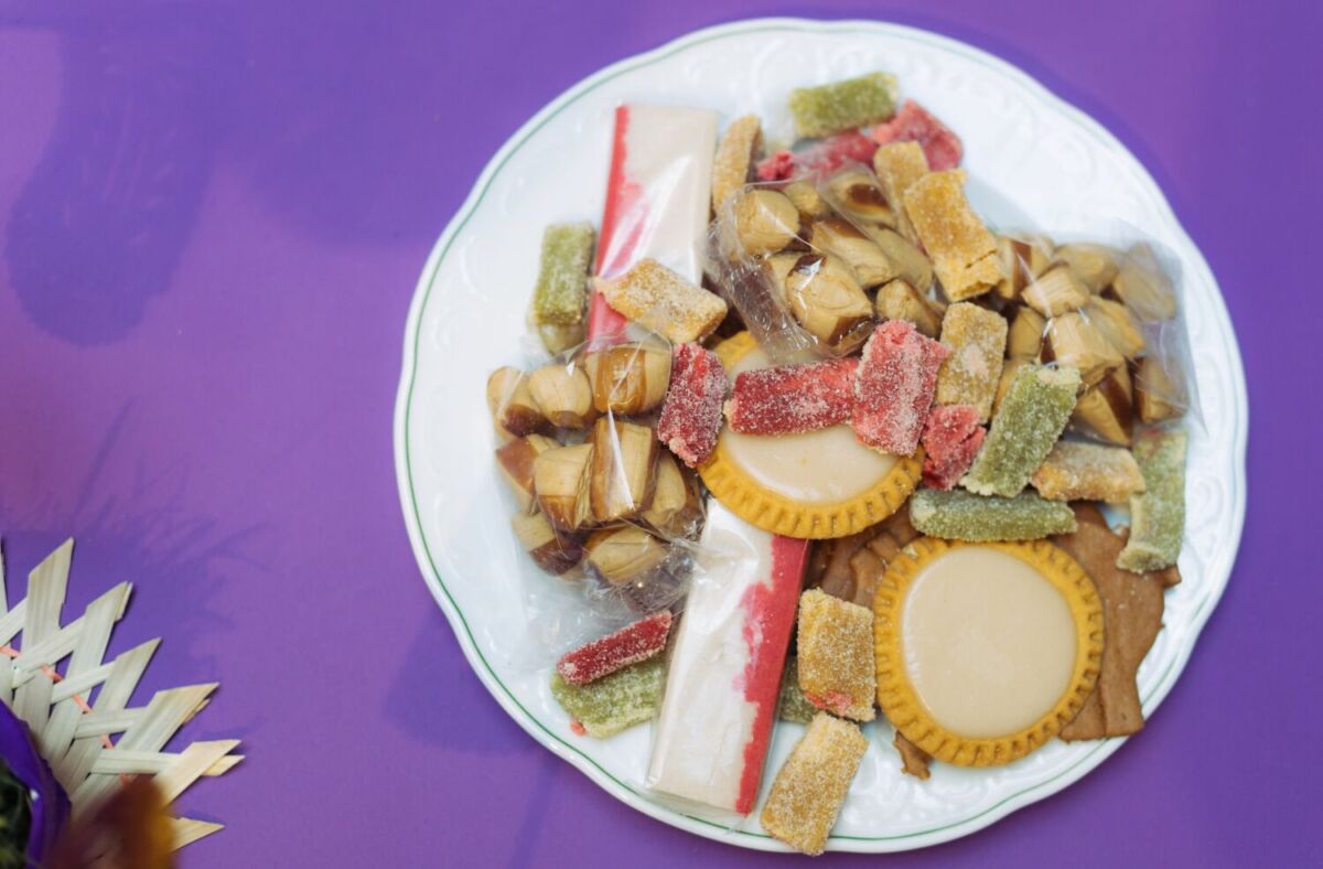 Plato con surtido de dulces típicos poblanos: camotes, tortitas de Santa Clara, palanquetas, jamoncillos y dulces de pepita, Puebla, México.