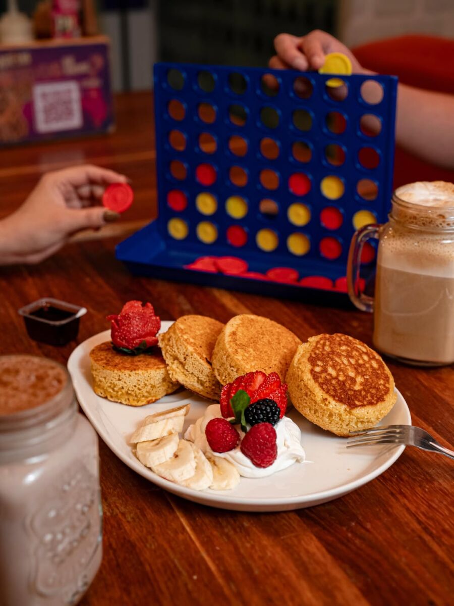 desayuno de hotcakes y juego de mesa
