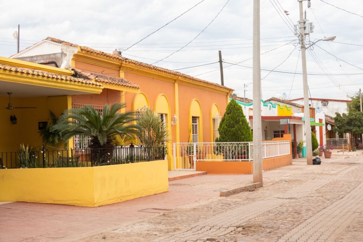 casona tradicional mexicana naranja y amarilla en El Quelite, sinaloa