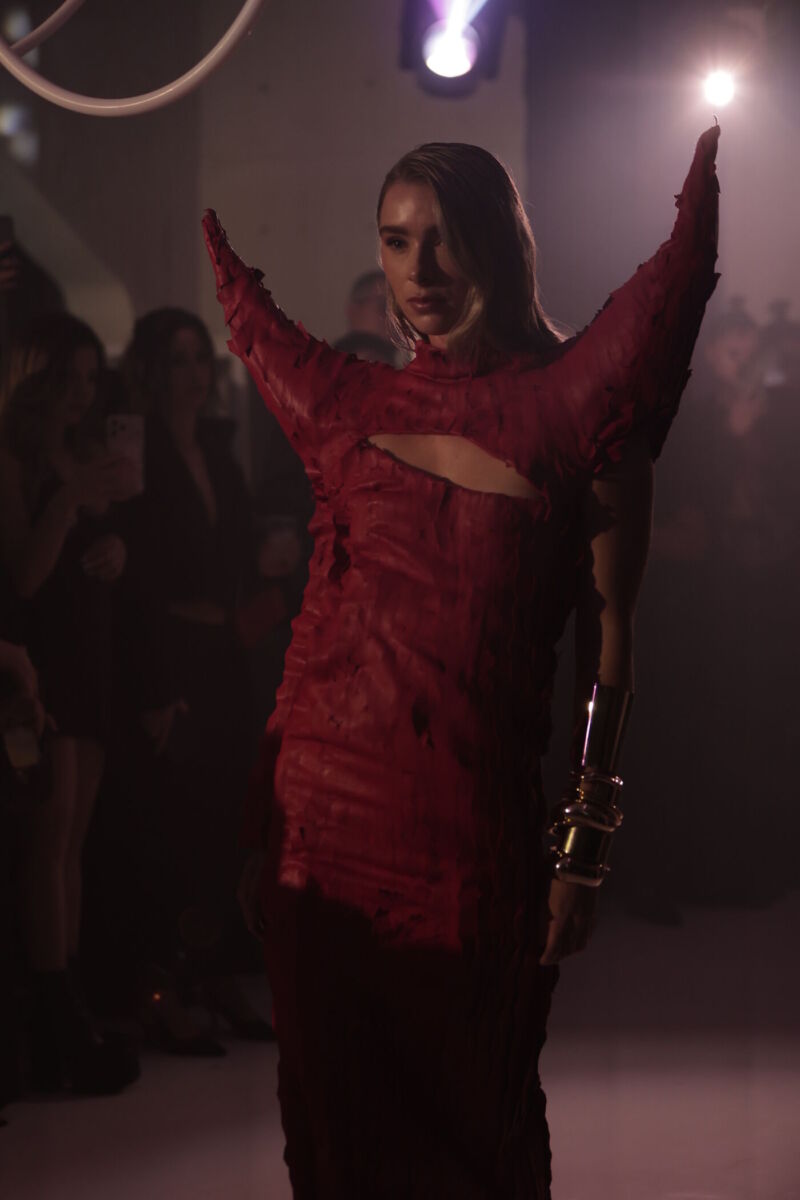 Fui a la exhibición ‘Embodied Garments’ y estos son los diseñadores que me impactaron 