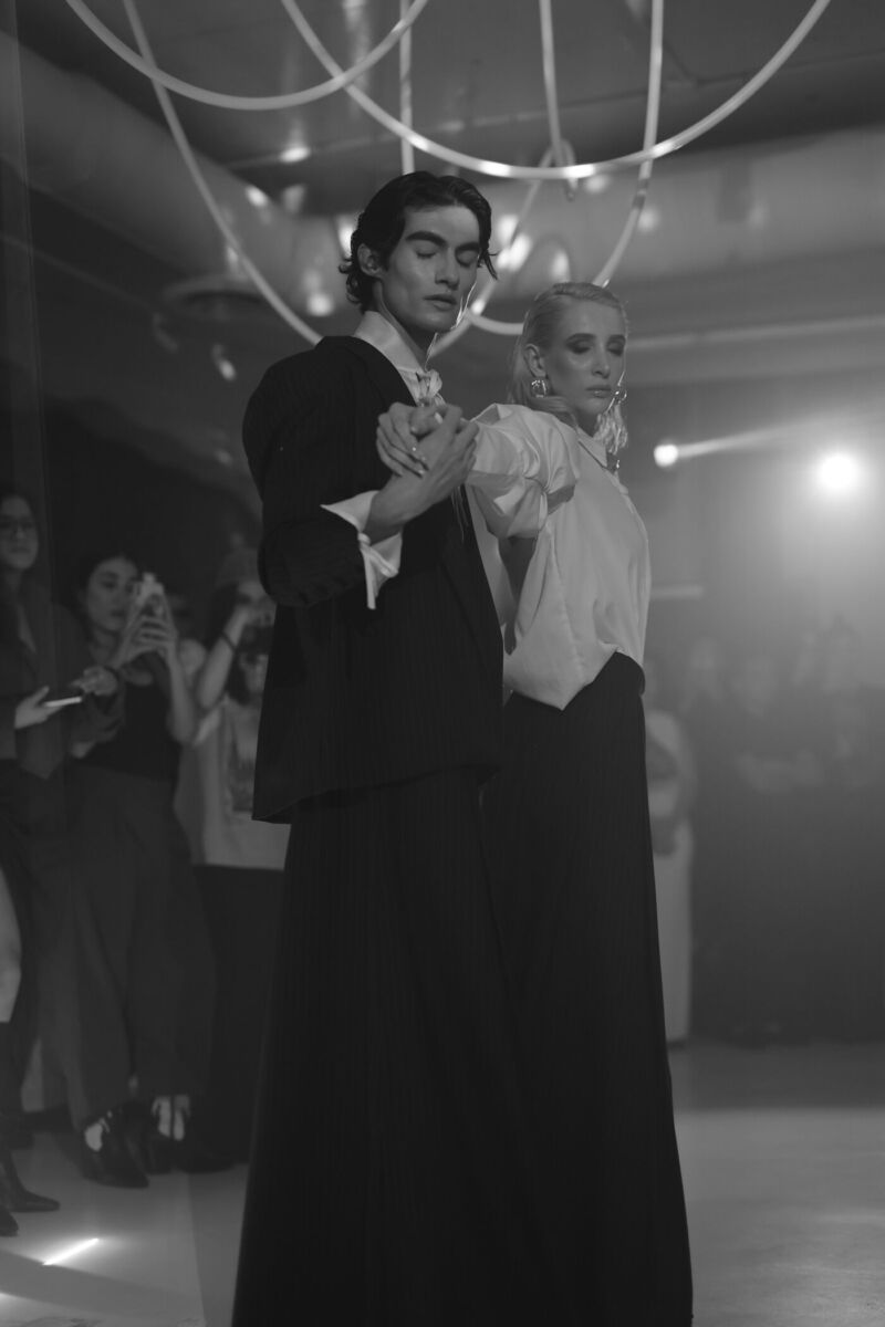 dos modelos en blanco y negro en una pasarela