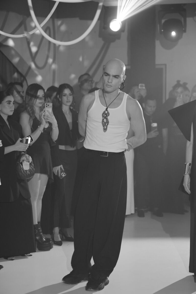 hombre con joyería atrevida y grande en una pasarela