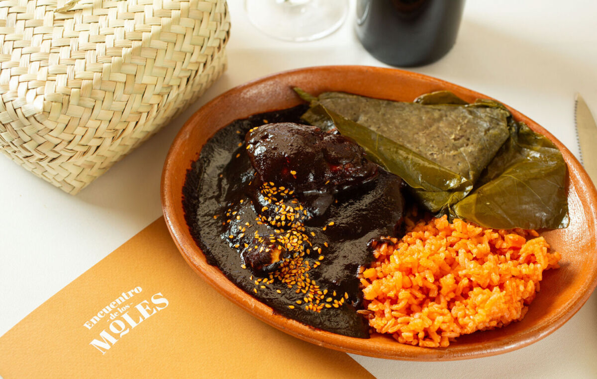 Mole de Quimixtlán con costilla de cerdo, tamal y arroz rojo en el Restaurante Mural de los Poblanos