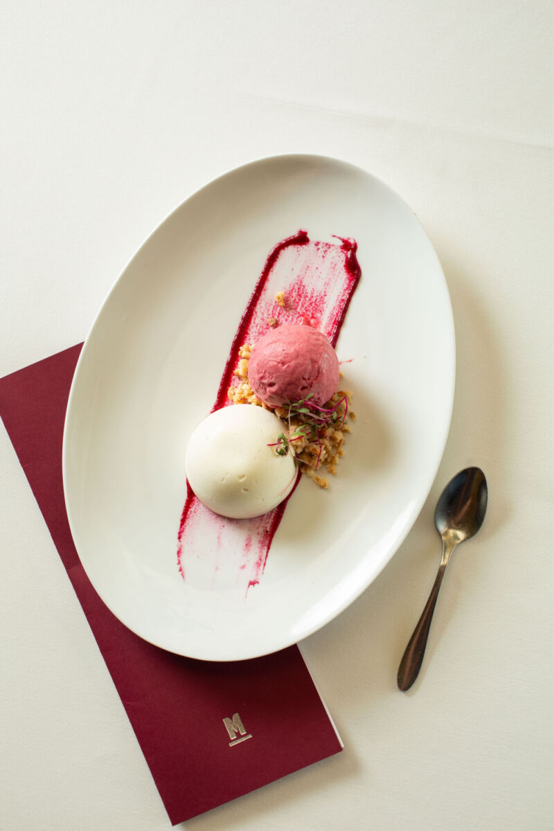 Mousse de chocolate blanco relleno de mole rosa y helado de betabel