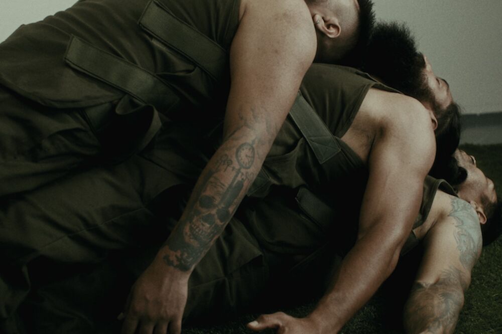 hombres vestidos de negro performance