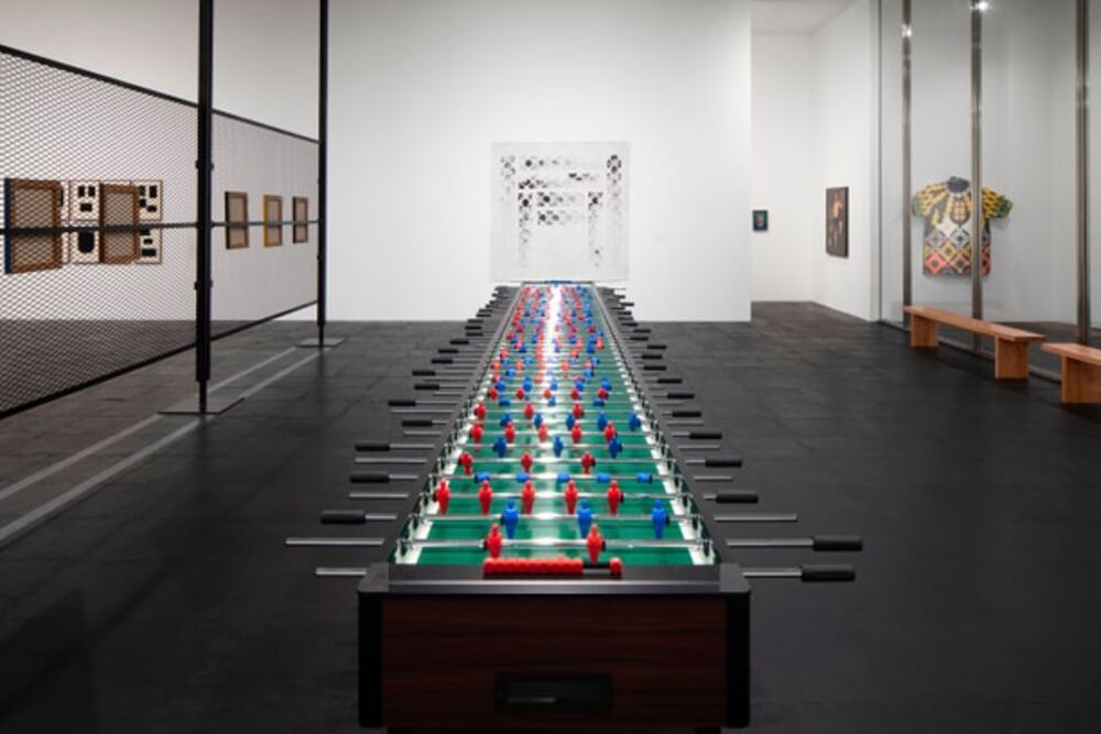 fútbol de mesa en la sala de un museo