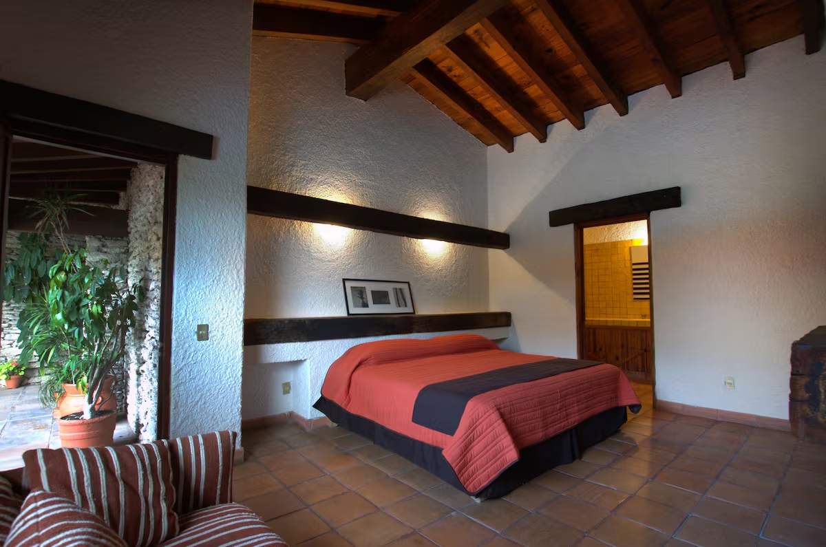 cuarto de casa de verano con cama