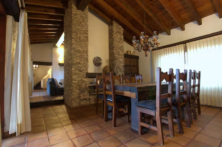 comedor de una casa de madera