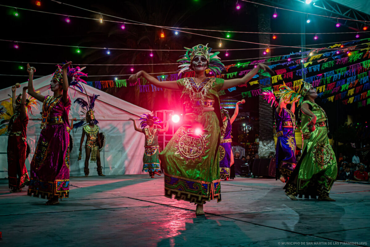 personas mexicanas en danza tradicional mexicana