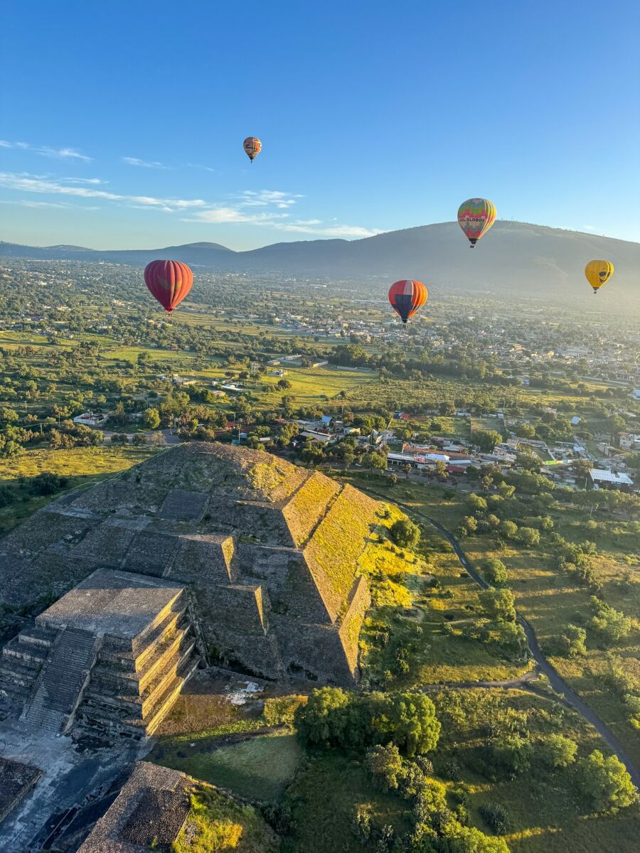 globos aerostáticos sobre piramides de día