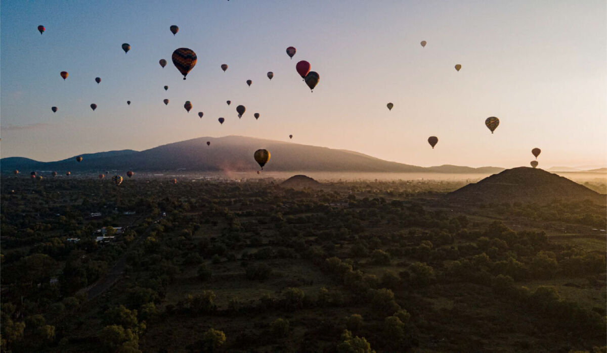 globos aerostáticos flotando en el amanecer