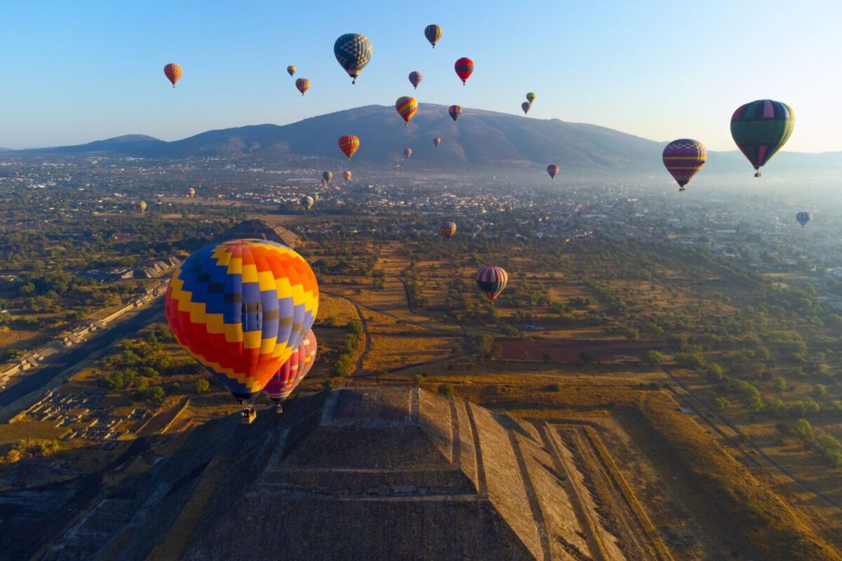 globos aerostáticos sobre las piramides de teotihuacan