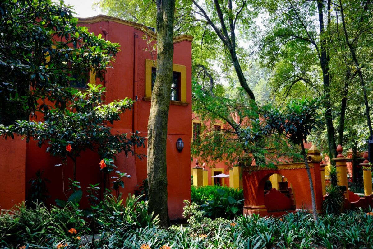 fachada colorida de la Casa Alvarado, en CDMX 