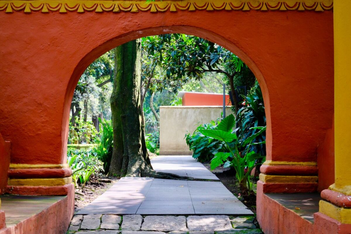 arco de una casa colonial en Coyoacán 
