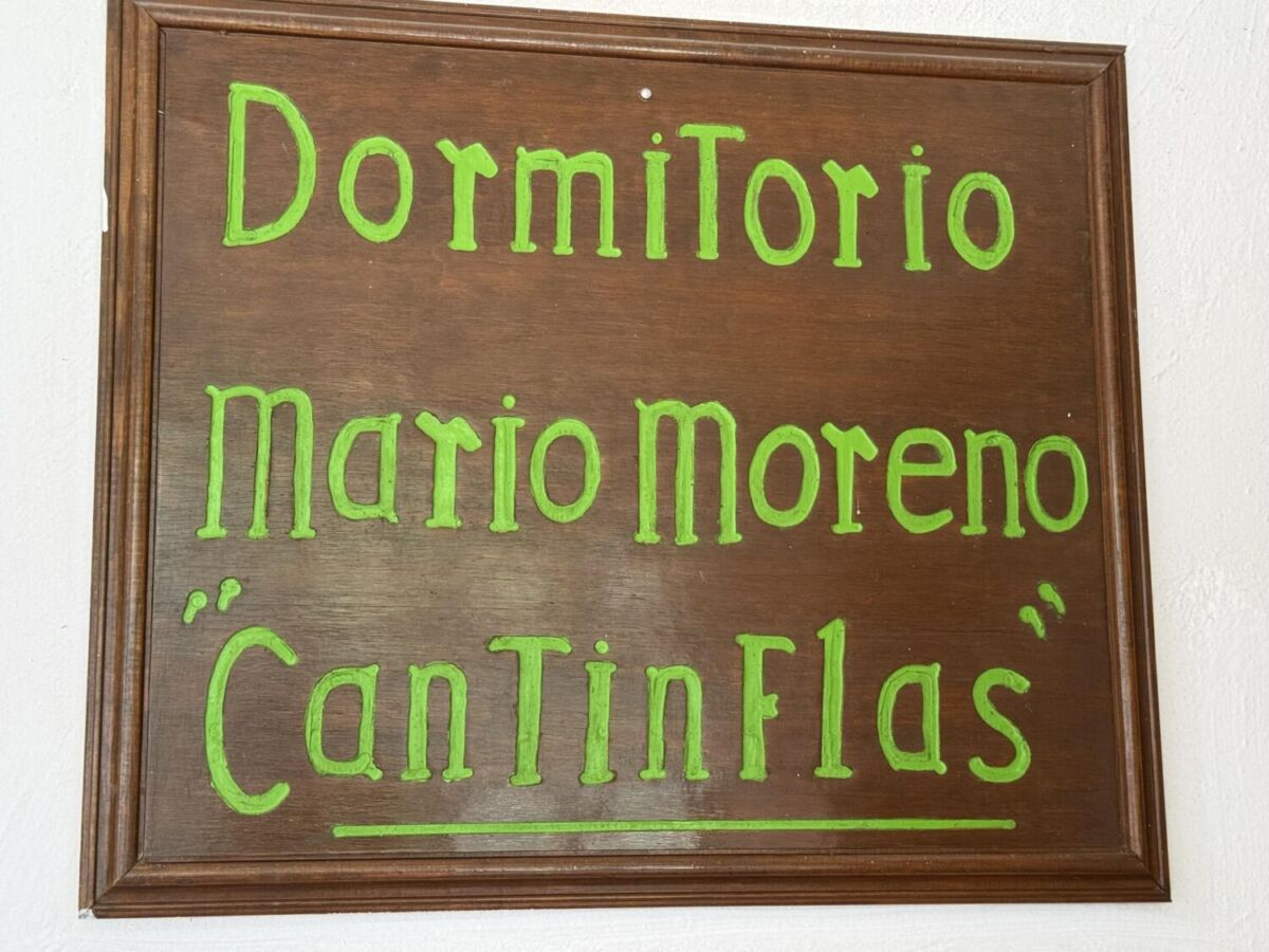 Letrero del dormitorio de Cantinflas en su hacienda del Estado de México