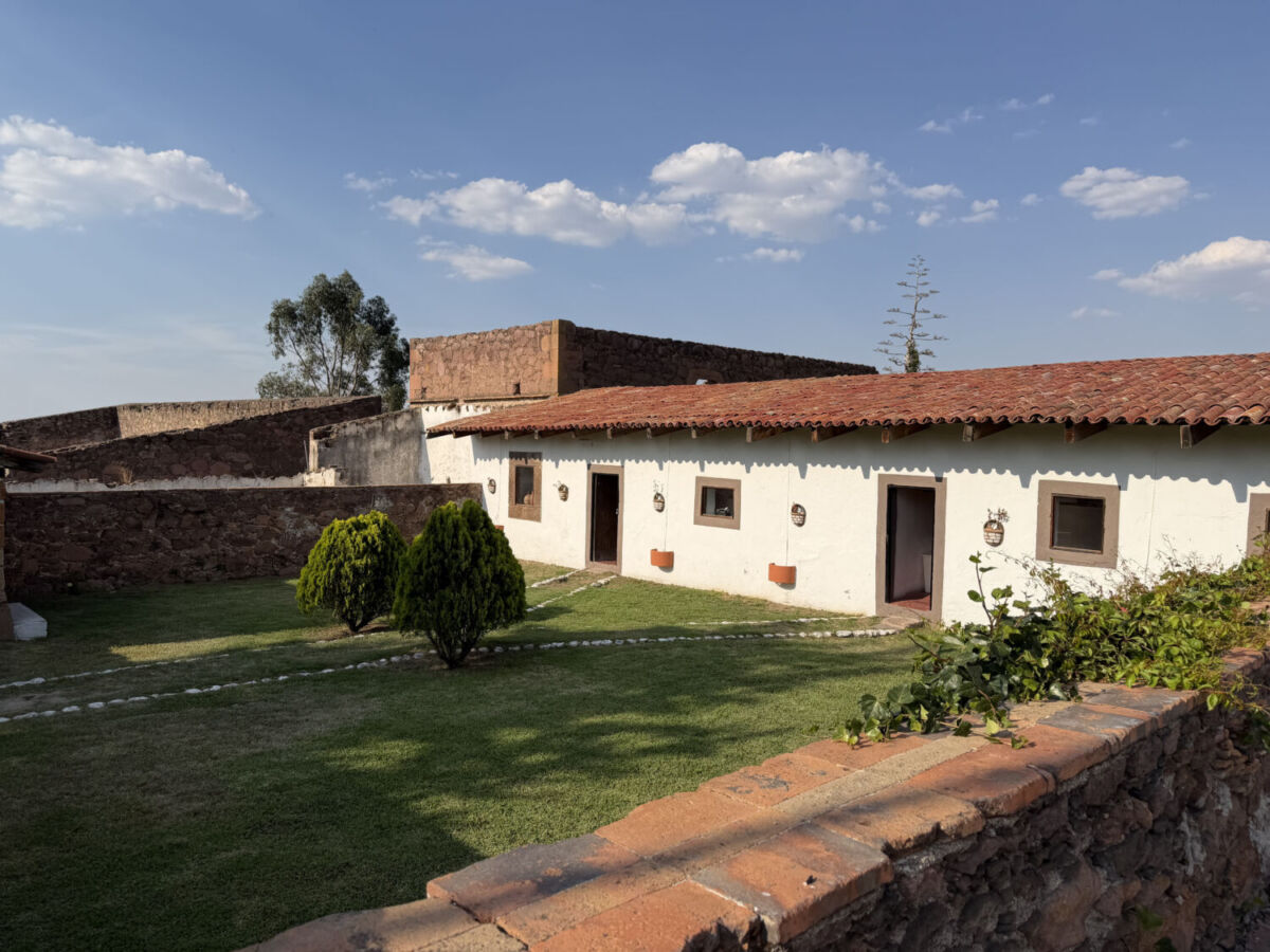 Alrededores del hotel Hacienda La Muralla de Amealco, cuya temática se centra en la revolución mexicana